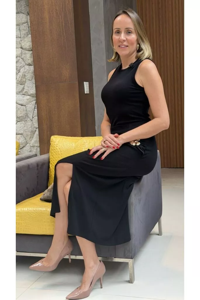 Conjunto Adriana Preto em Malha Canelada com Saia Midi 1